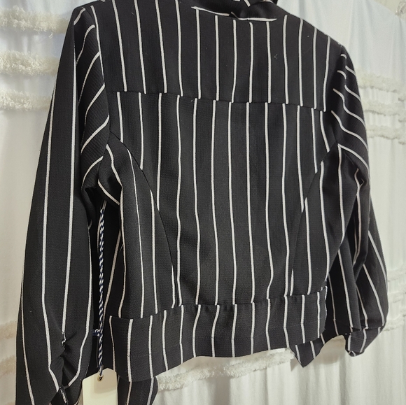 BNWT Black & white cropped blazer.. Final Price. - Picture 8 of 8
